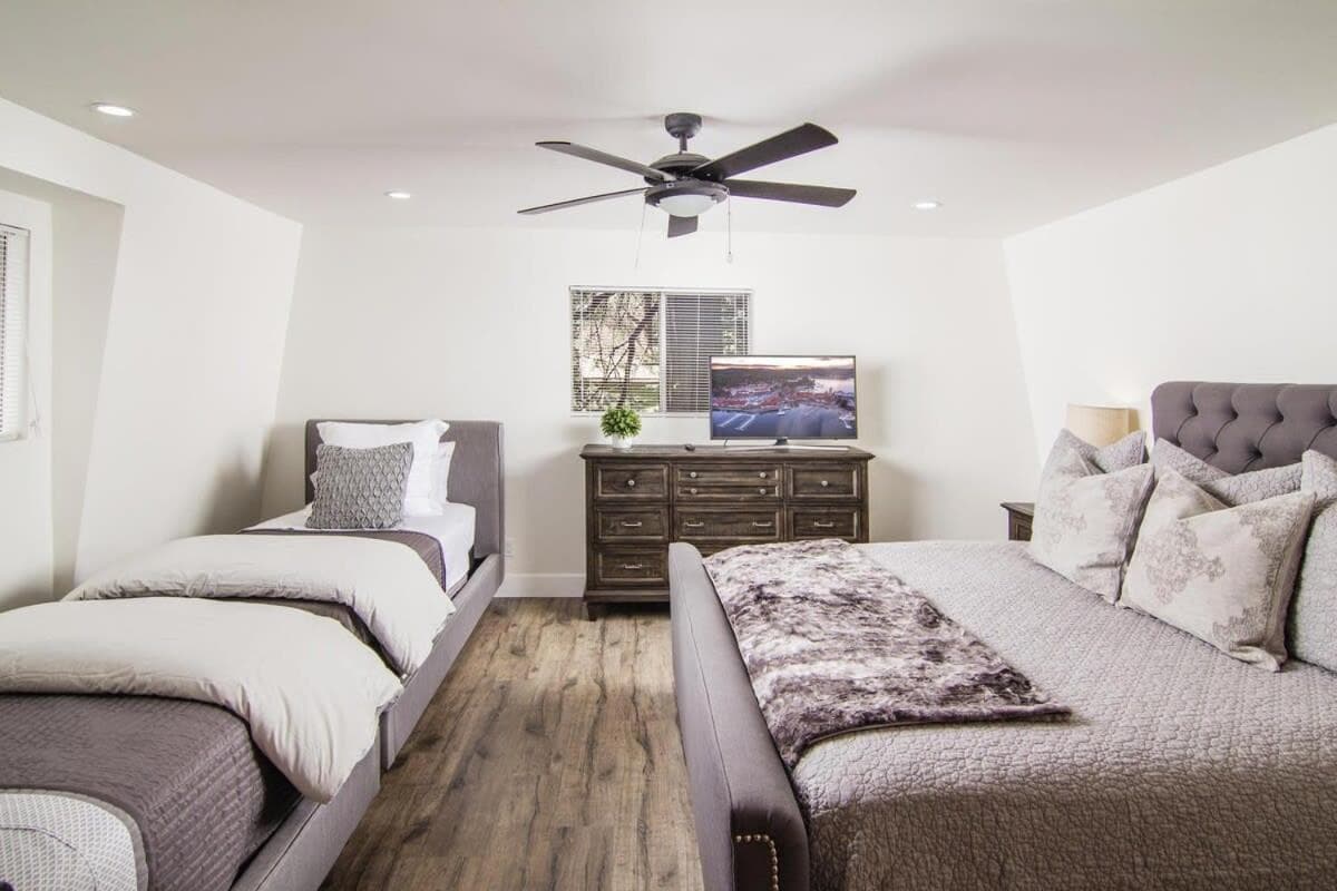 Whispering Pine Modern Luxe 3 Level 2000 sqft AC View Dogs Village
