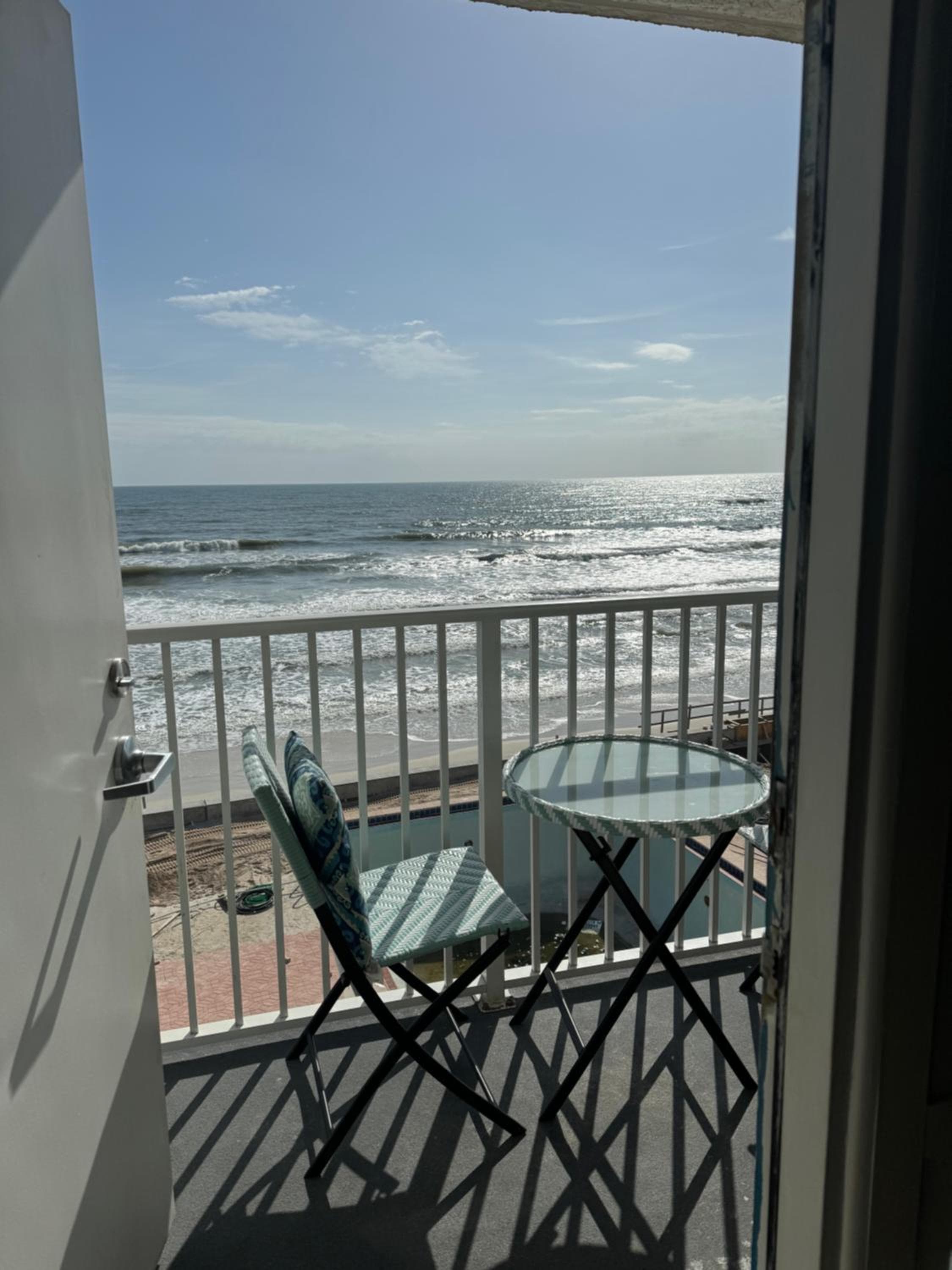 Direct ocean front view 1 bedroom 2 Pools