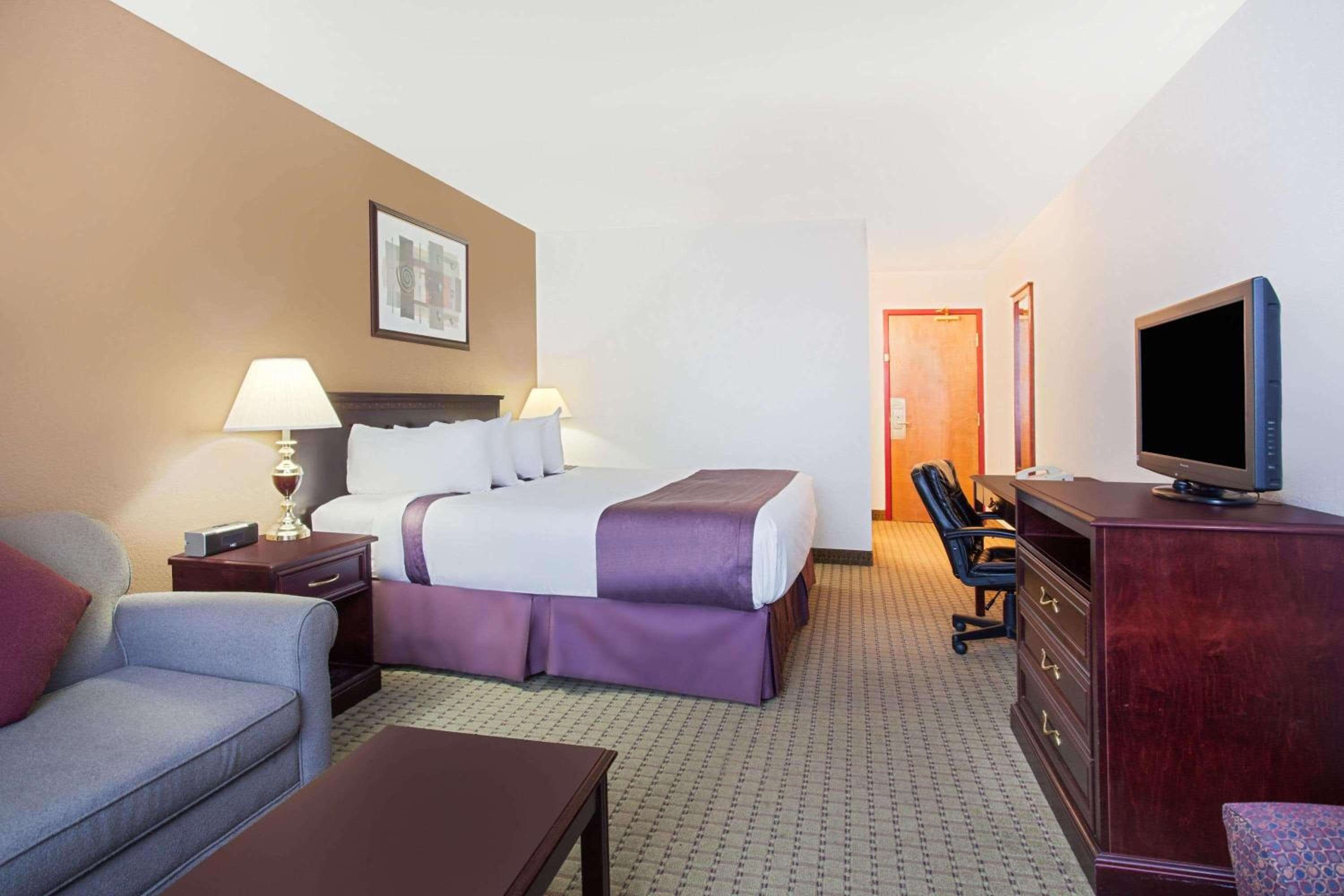 Ramada by Wyndham Red Deer Hotel & Suites