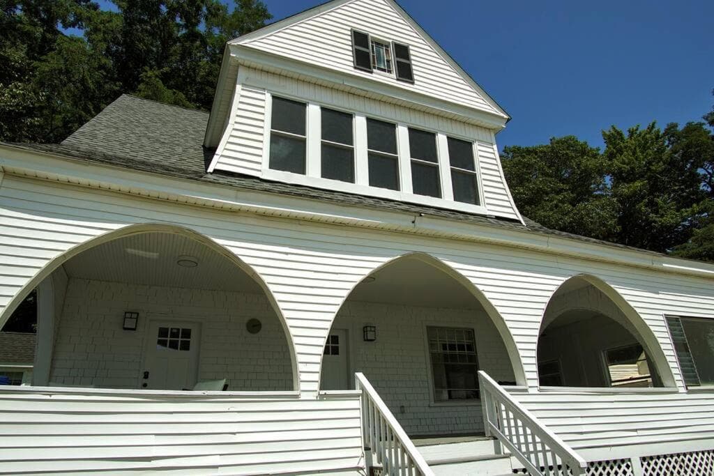 Majestic Lakeview Duplex Apt for 8! Fully furnished and ready for your getaway!