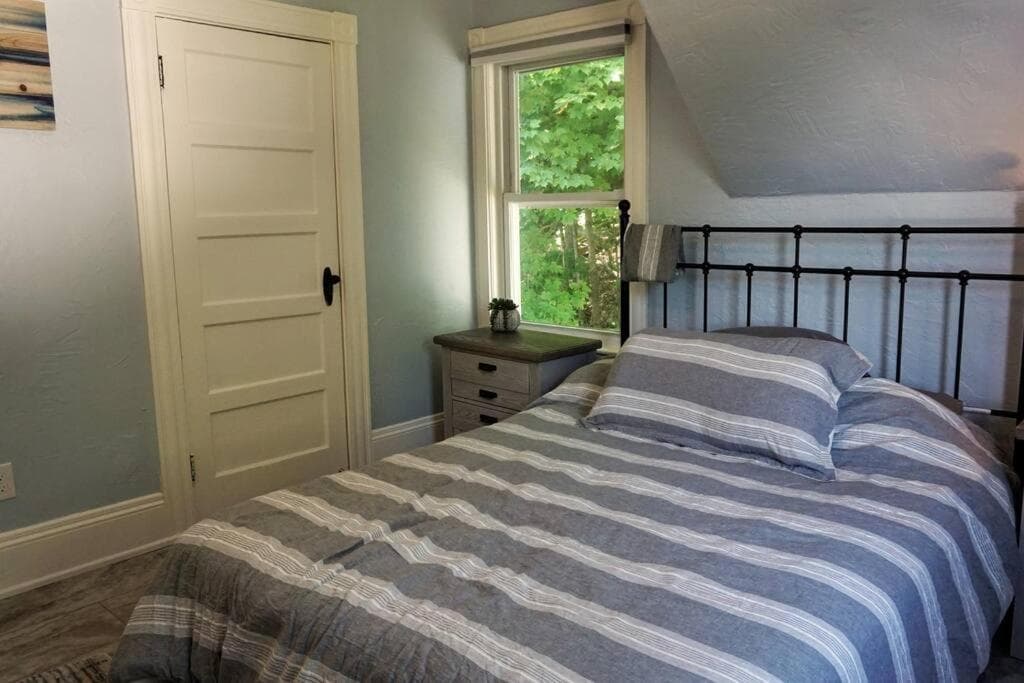 Majestic Lakeview Duplex Apt for 8! Fully furnished and ready for your getaway!