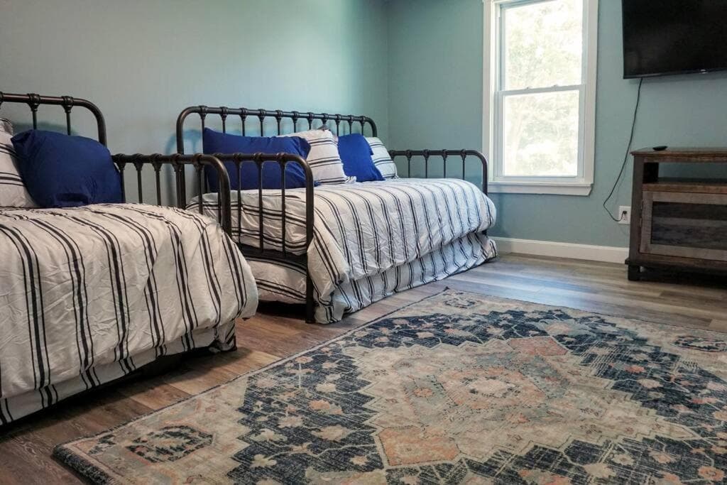 Majestic Lakeview Duplex Apt for 8! Fully furnished and ready for your getaway!