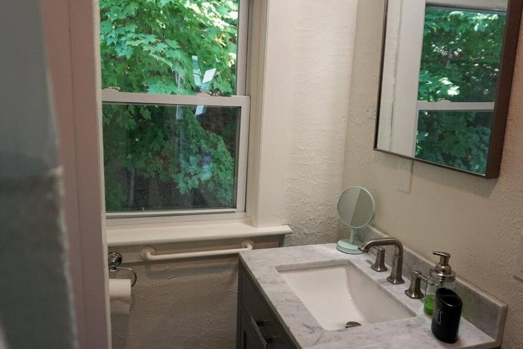 Majestic Lakeview Duplex Apt for 8! Fully furnished and ready for your getaway!