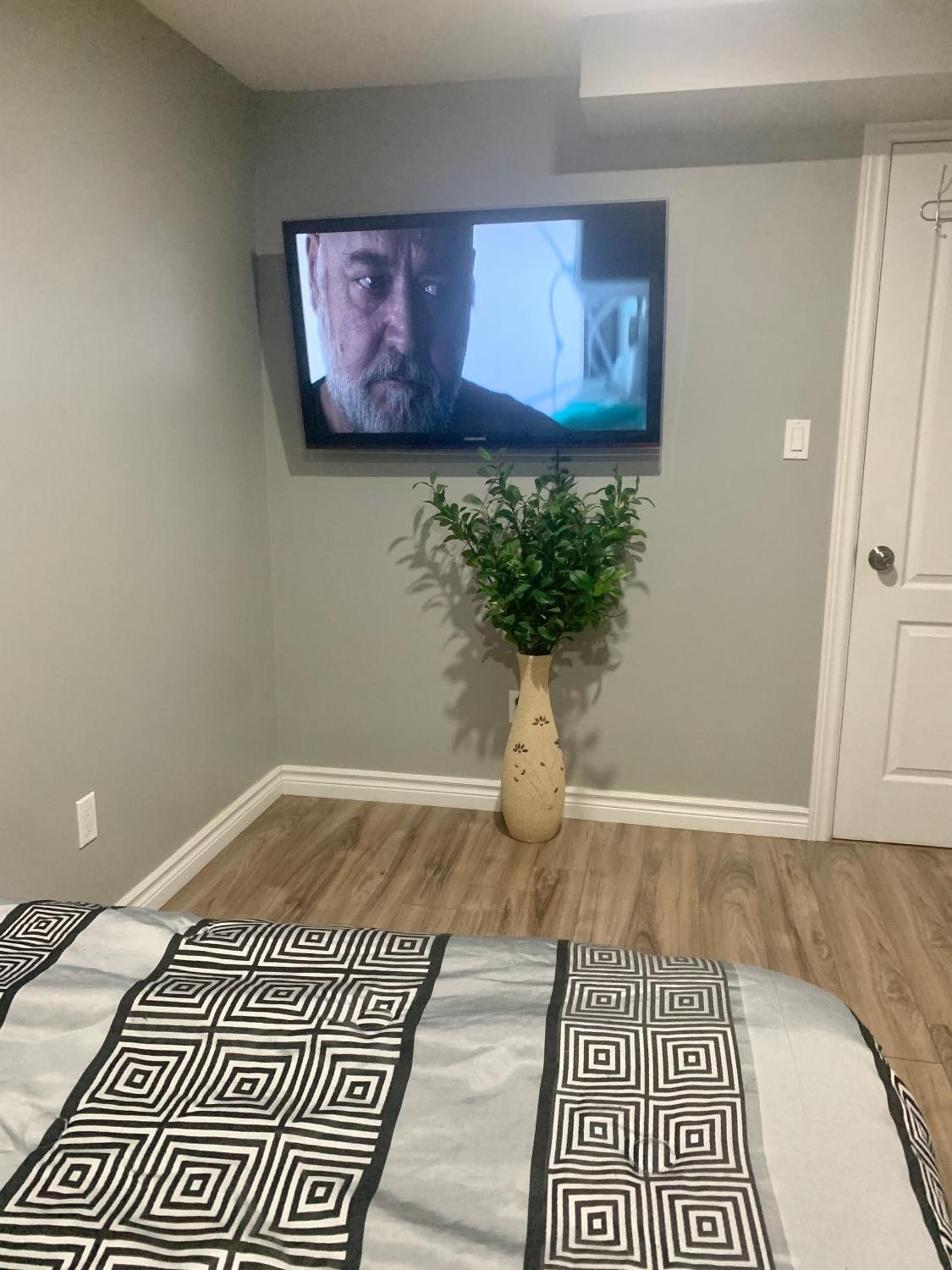 1 room in a cozy and beautiful basement