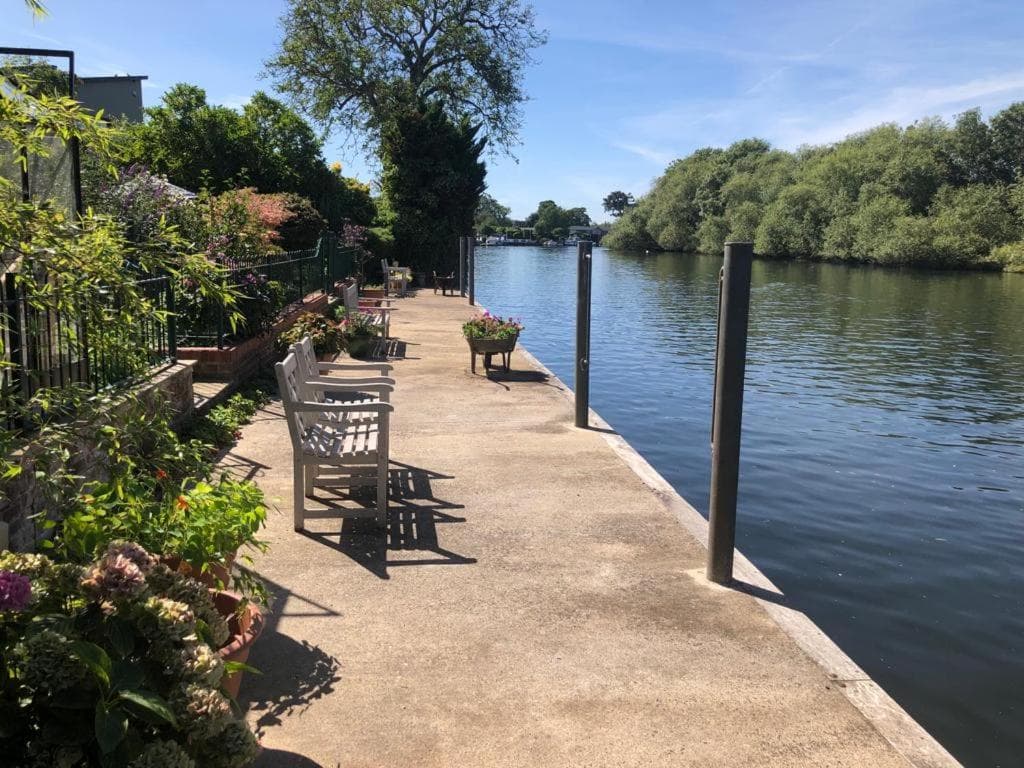 Serene spacious room (double) in gorgeous bungalow on river near Thorpe park and Holloway University Egham