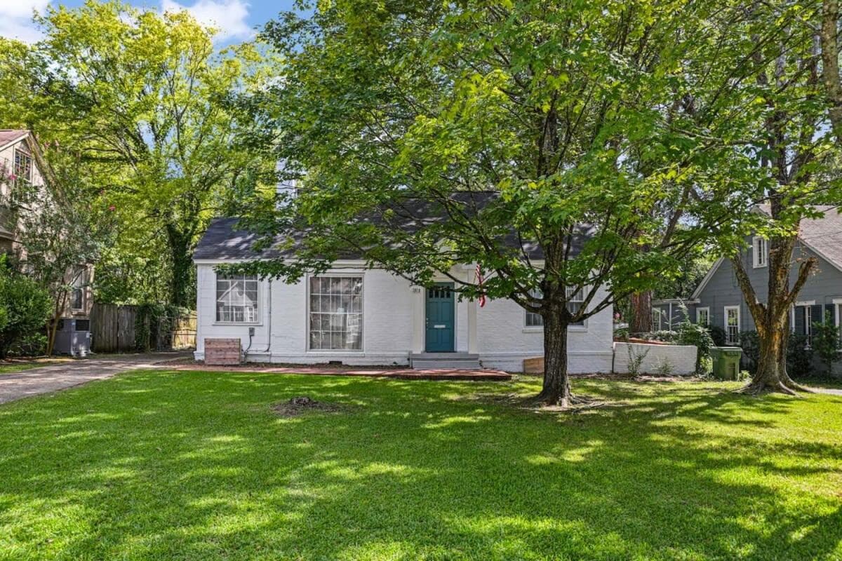 Near University & Dining- Garden District Dwelling