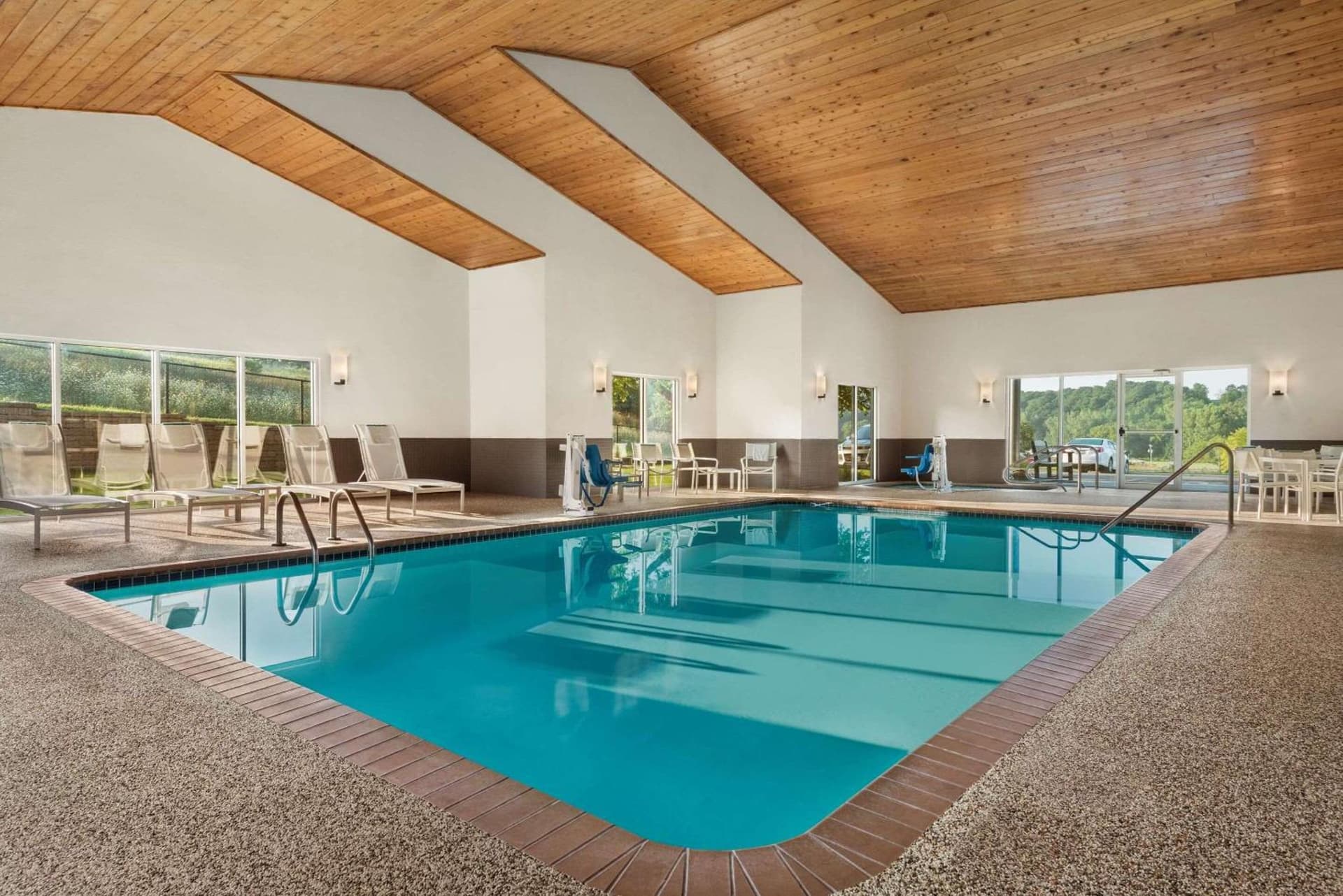Country Inn & Suites by Radisson, Decorah, IA
