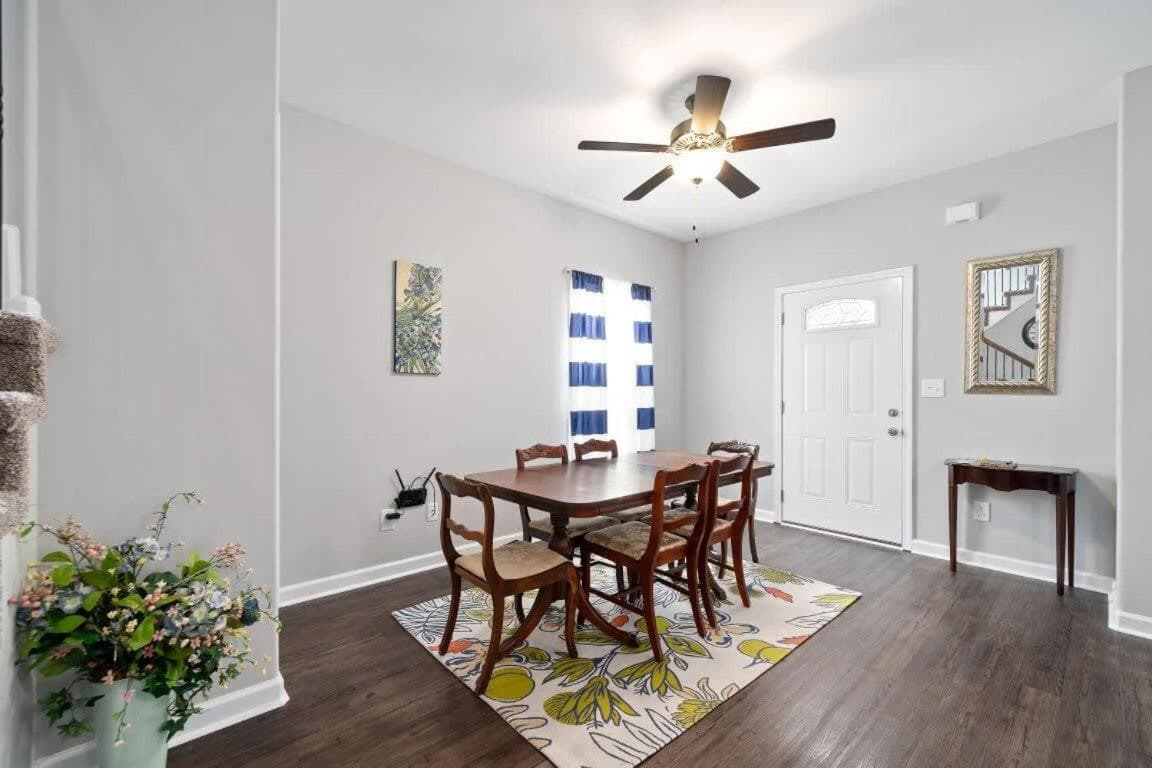 The Navy Nestler Bright & Stylish Near Downtown
