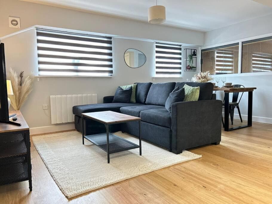 Trendy City Centre Apartment with FREE Parking