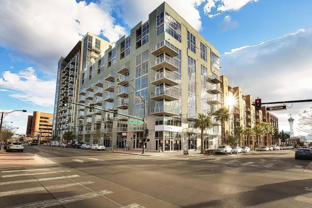 Loft Lv8 β» Elegant Urban Oasis in Downtown Vegas