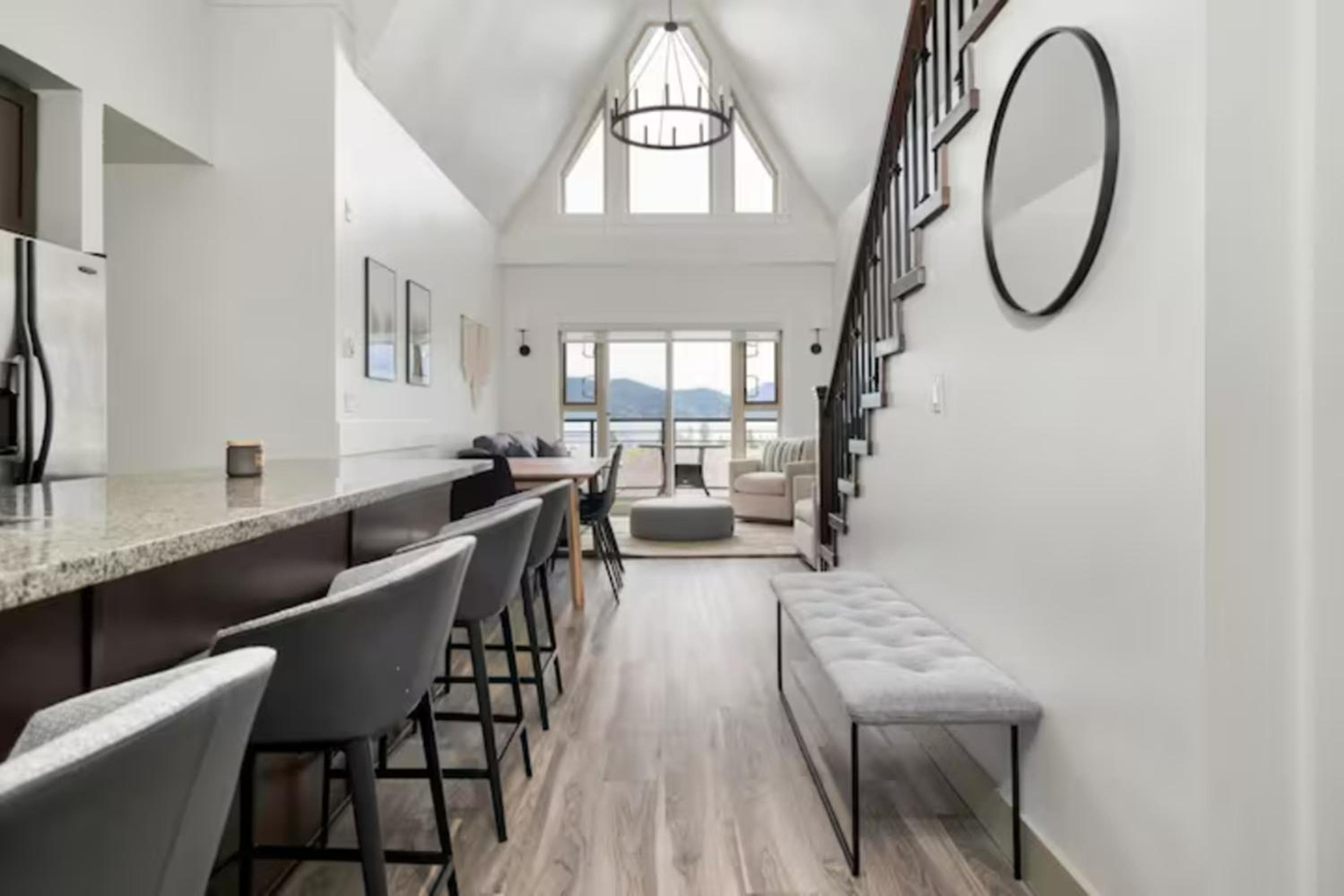 Lakeview Splendor- 7BR Penthouse Bliss Combo unit