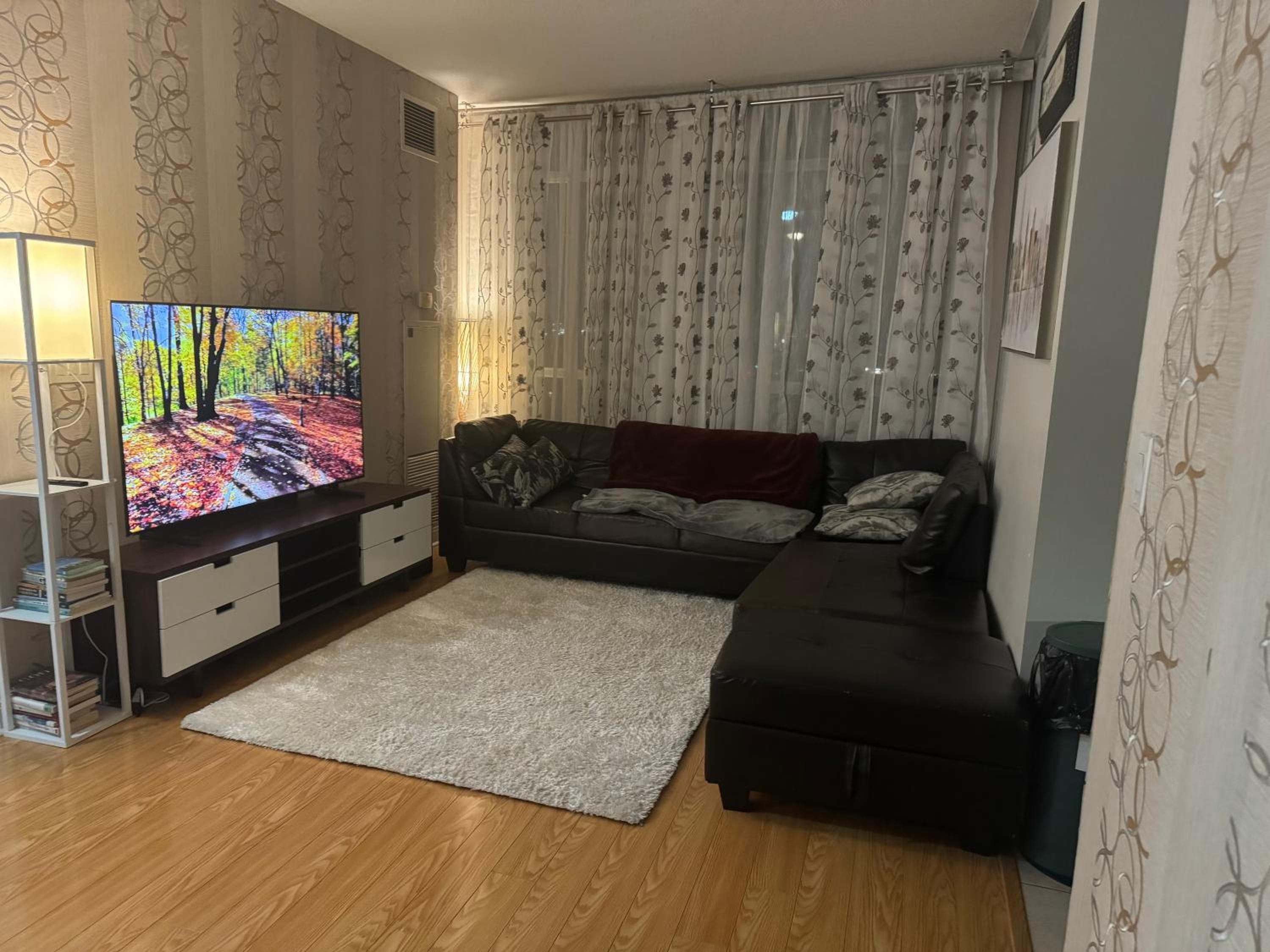 Lovely 1 bedroom Condo Downtown Mississauga Square One