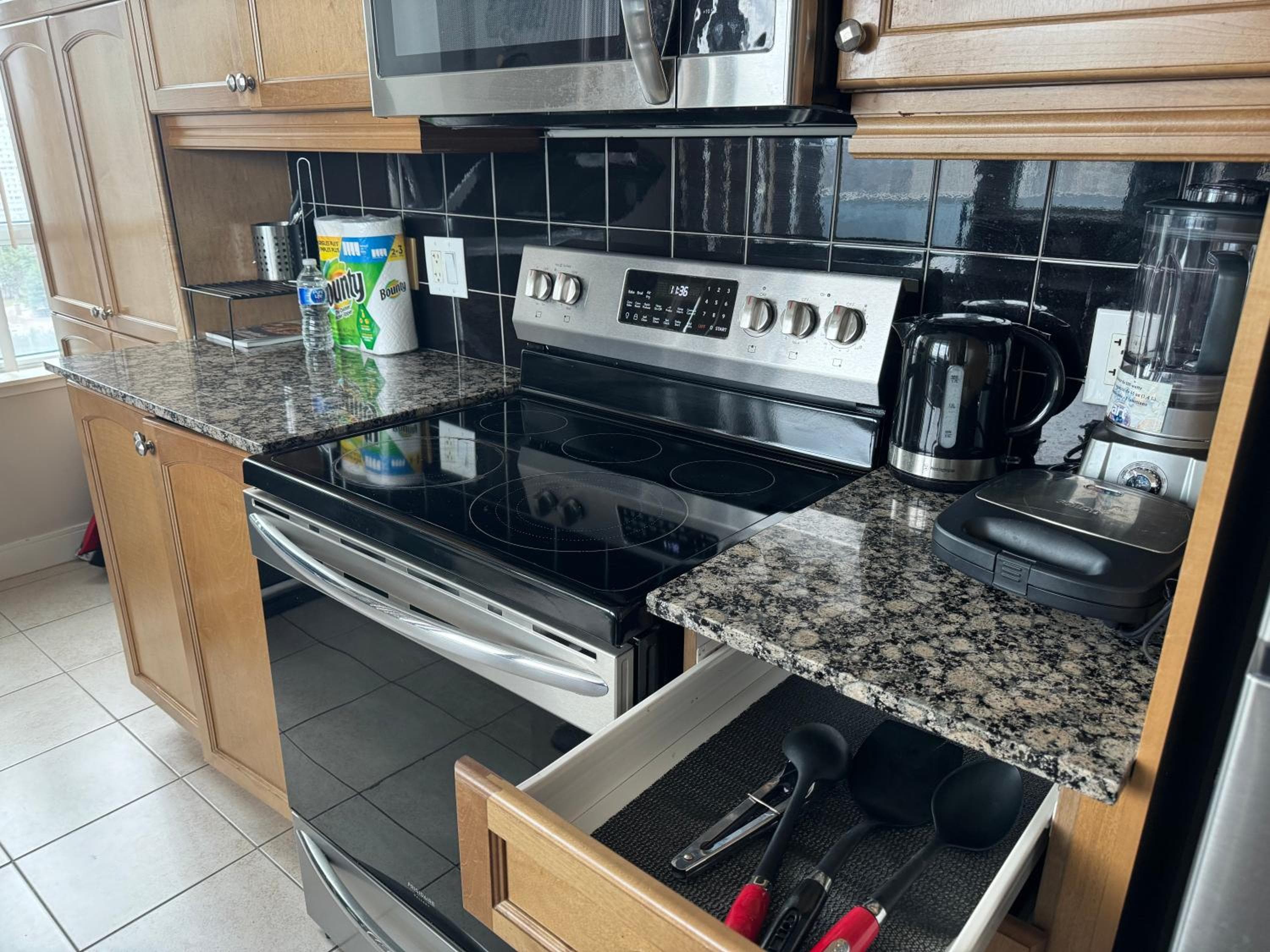 Lovely 1 bedroom Condo Downtown Mississauga Square One
