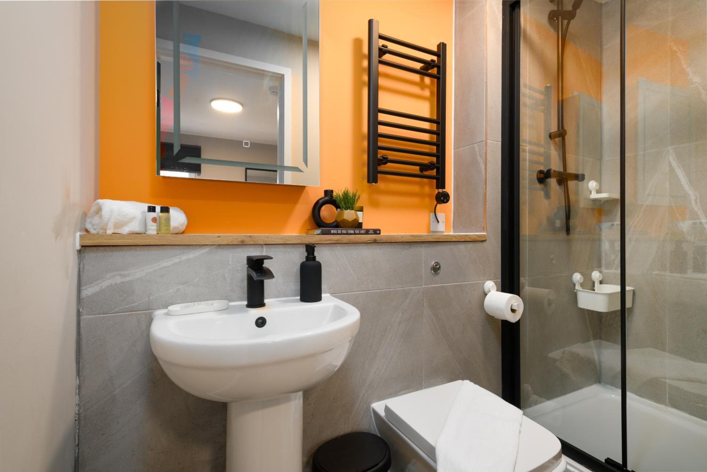 CityPad2 Stylish City Centre 2BR Apartment with Free Parking & WIFI