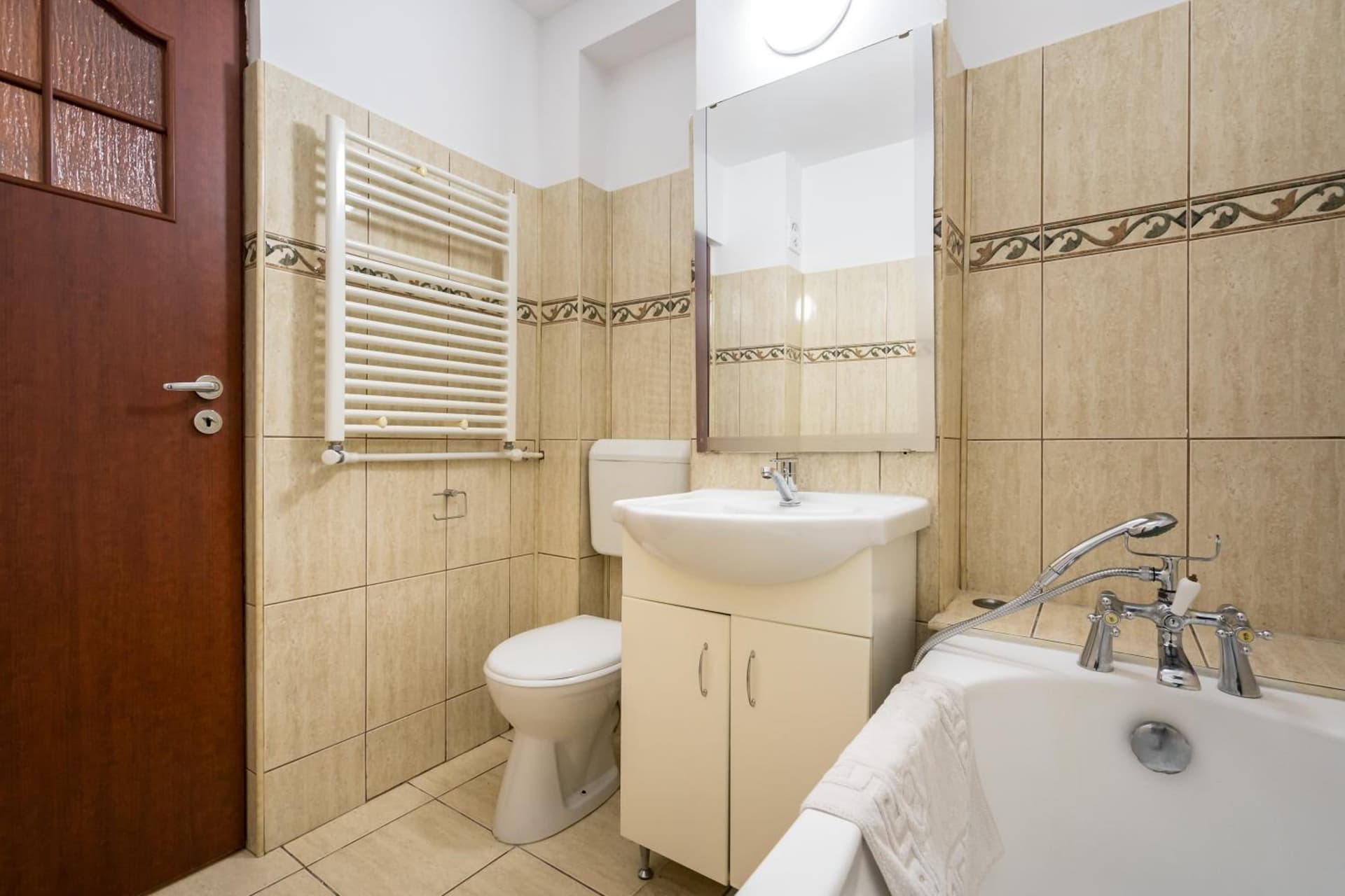 Elegant 2BR with Parking Parliament - Airy & Comfortable