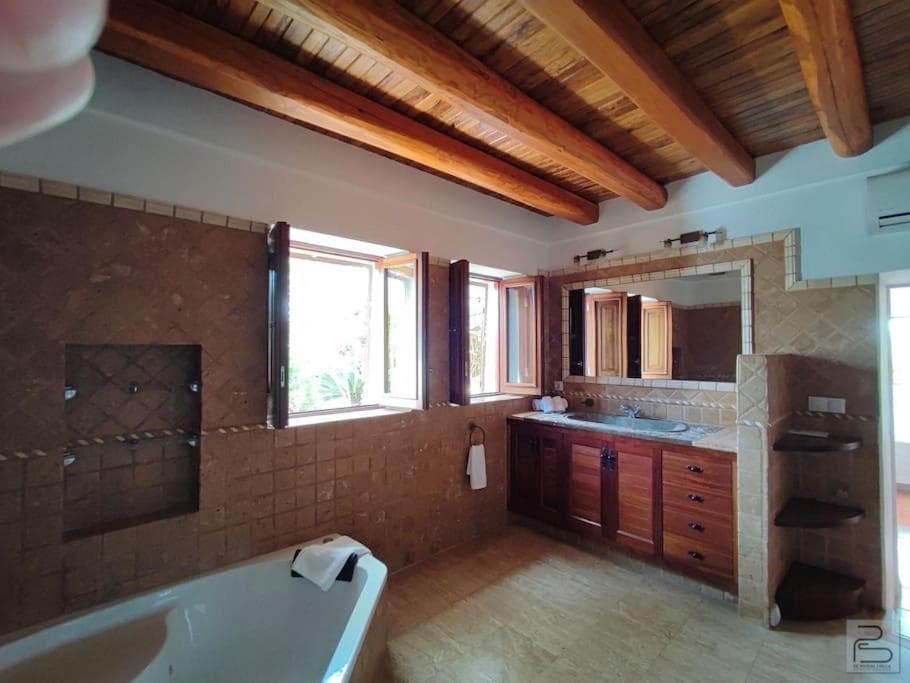 Casa Bet con piscina y jardín.