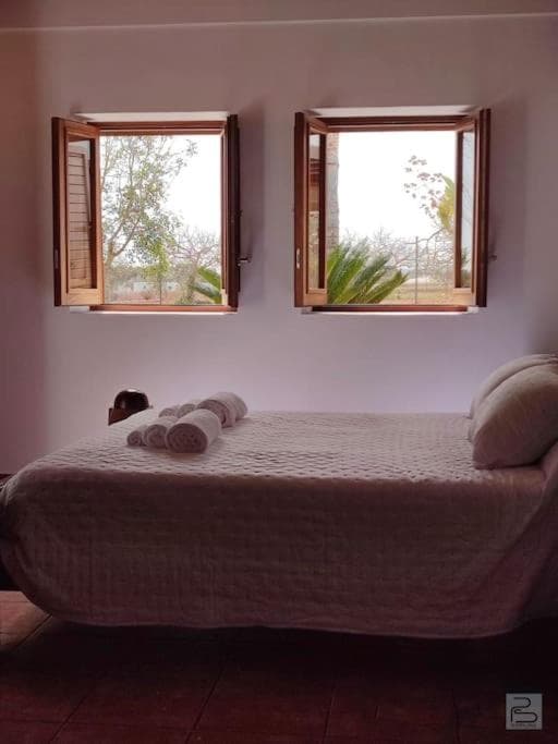 Casa Bet con piscina y jardín.