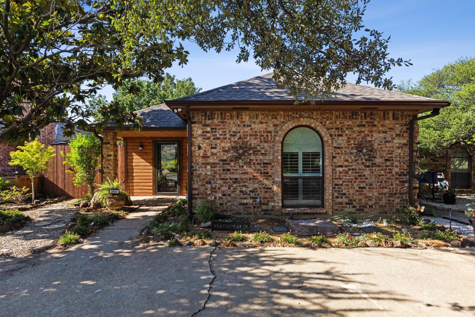 Dallas Gem: 3BR Prime Location