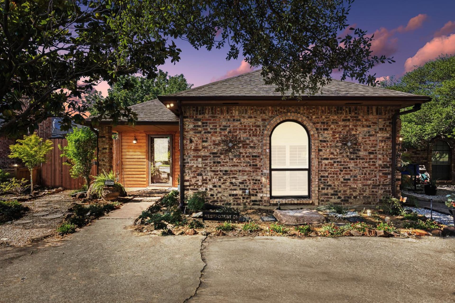 Dallas Gem: 3BR Prime Location