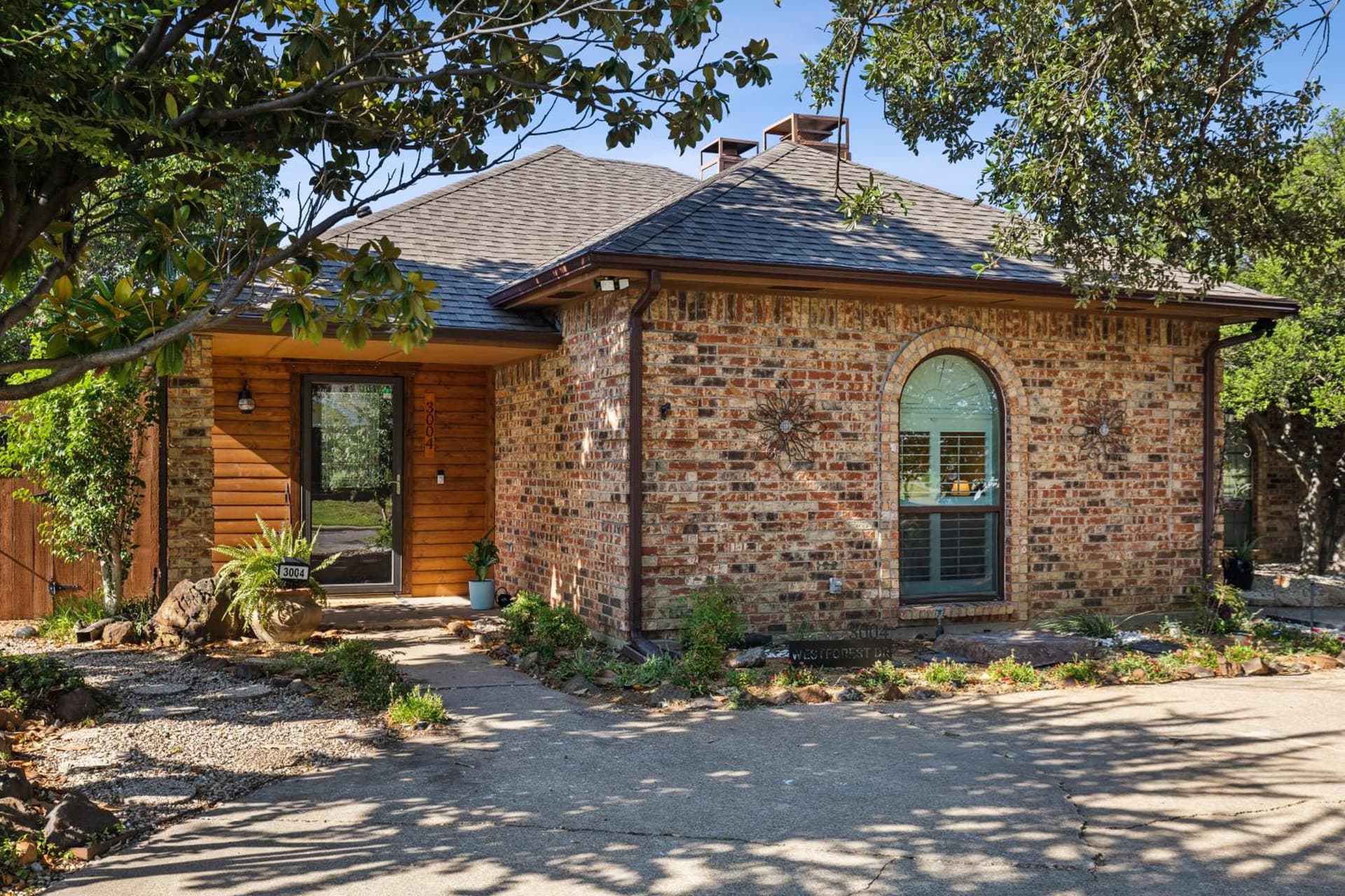Dallas Gem: 3BR Prime Location