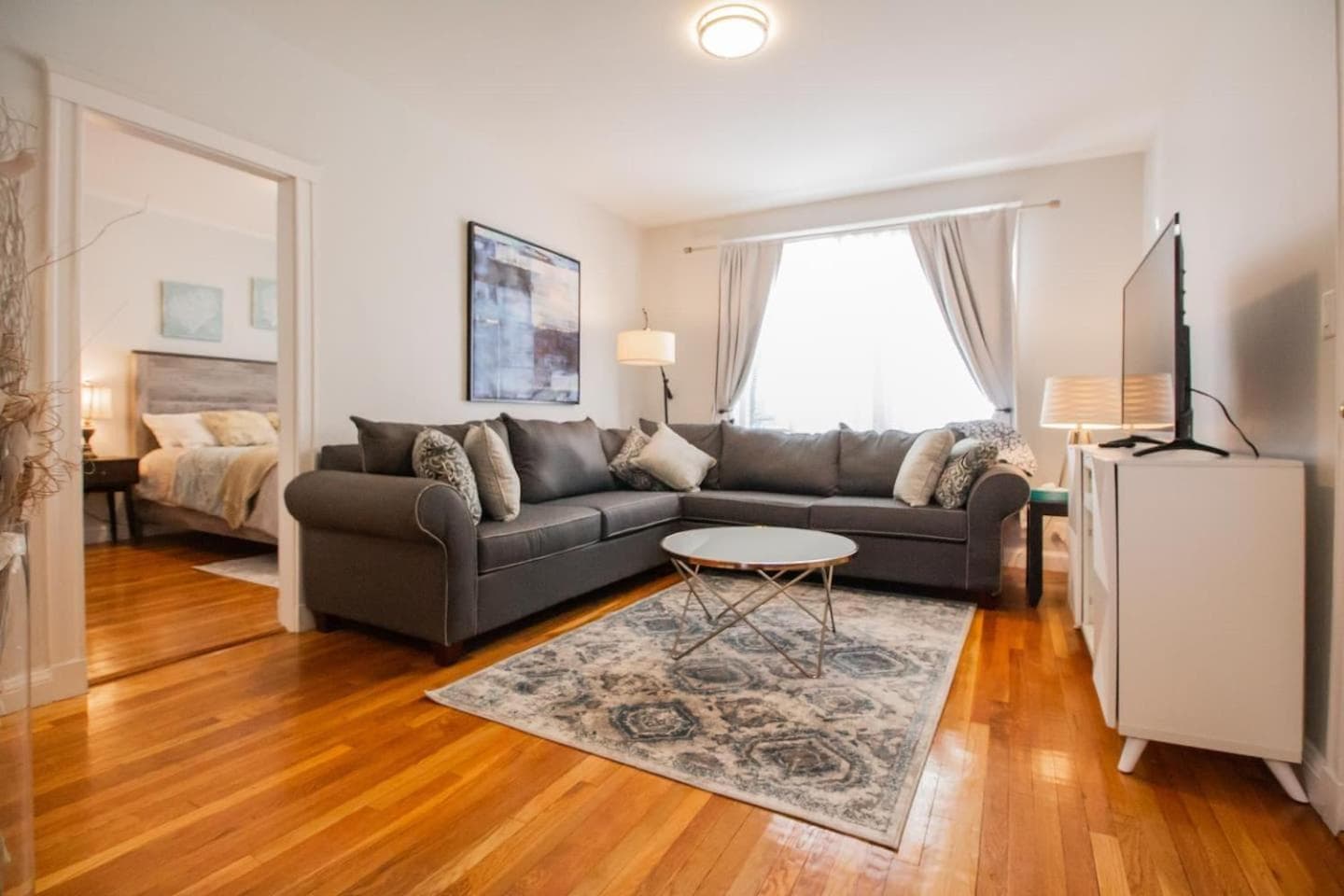Renovated Sunny 2BR by Longwood & Green Line