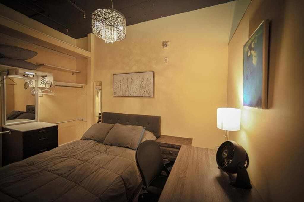 2 Full Beds, Rogers Place Downtown Central, Memorable 1 Bedroom Condo