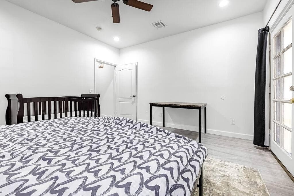 Spacious 5 BD Retreat between Disneyland and Universal