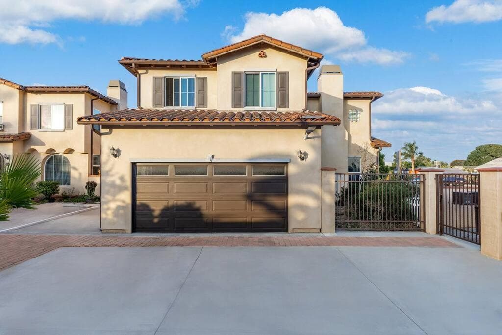 Spacious 5 BD Retreat between Disneyland and Universal