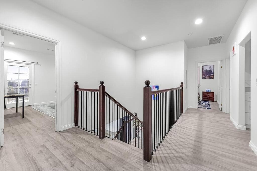 Spacious 5 BD Retreat between Disneyland and Universal