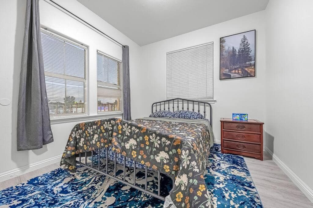 Spacious 5 BD Retreat between Disneyland and Universal