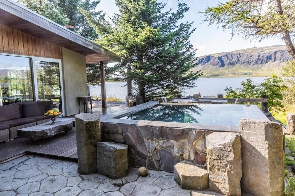 Luxury Lakefront villa, infinity hot tub and sauna