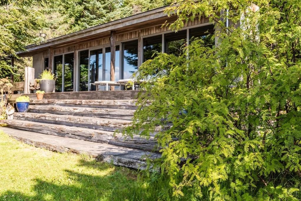 Luxury Lakefront villa, infinity hot tub and sauna