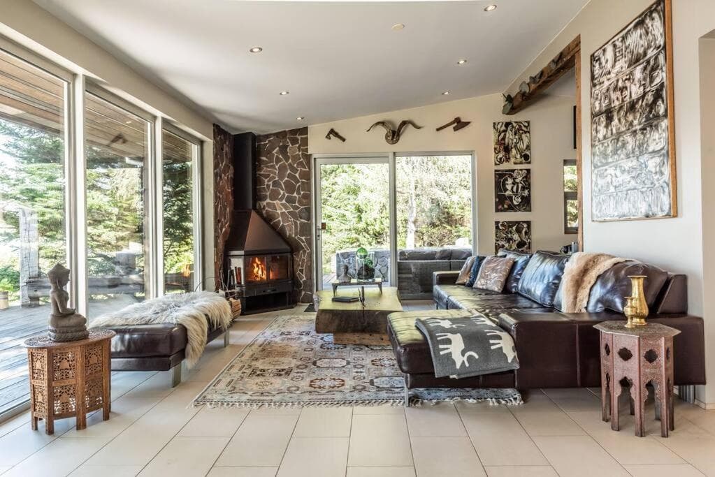 Luxury Lakefront villa, infinity hot tub and sauna