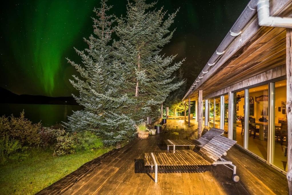 Luxury Lakefront villa, infinity hot tub and sauna