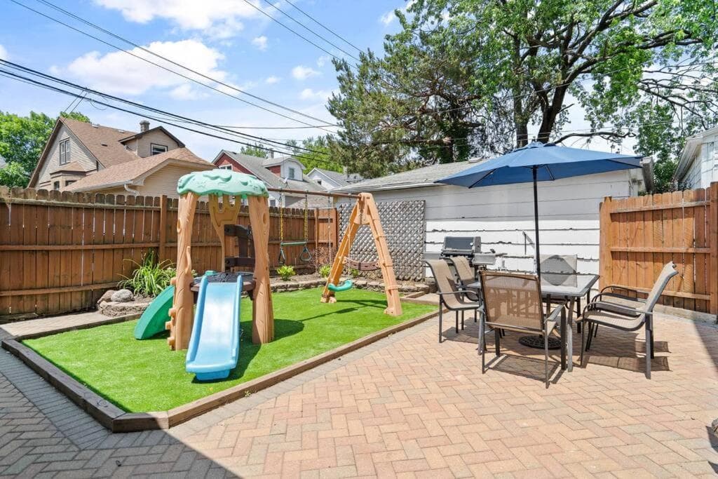 Norwood Park/Edison Park! Workstation & In-unit Laundry! 2nd Floor Apt