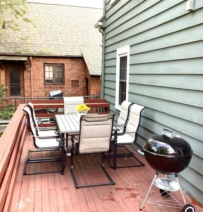 Cute 2 Bedroom Home - Huge backyard, near downtown!