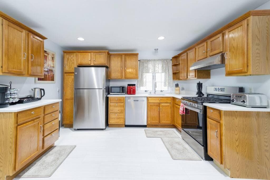 Convenient Braintree Home - 3 Bedroom Sleeps 8