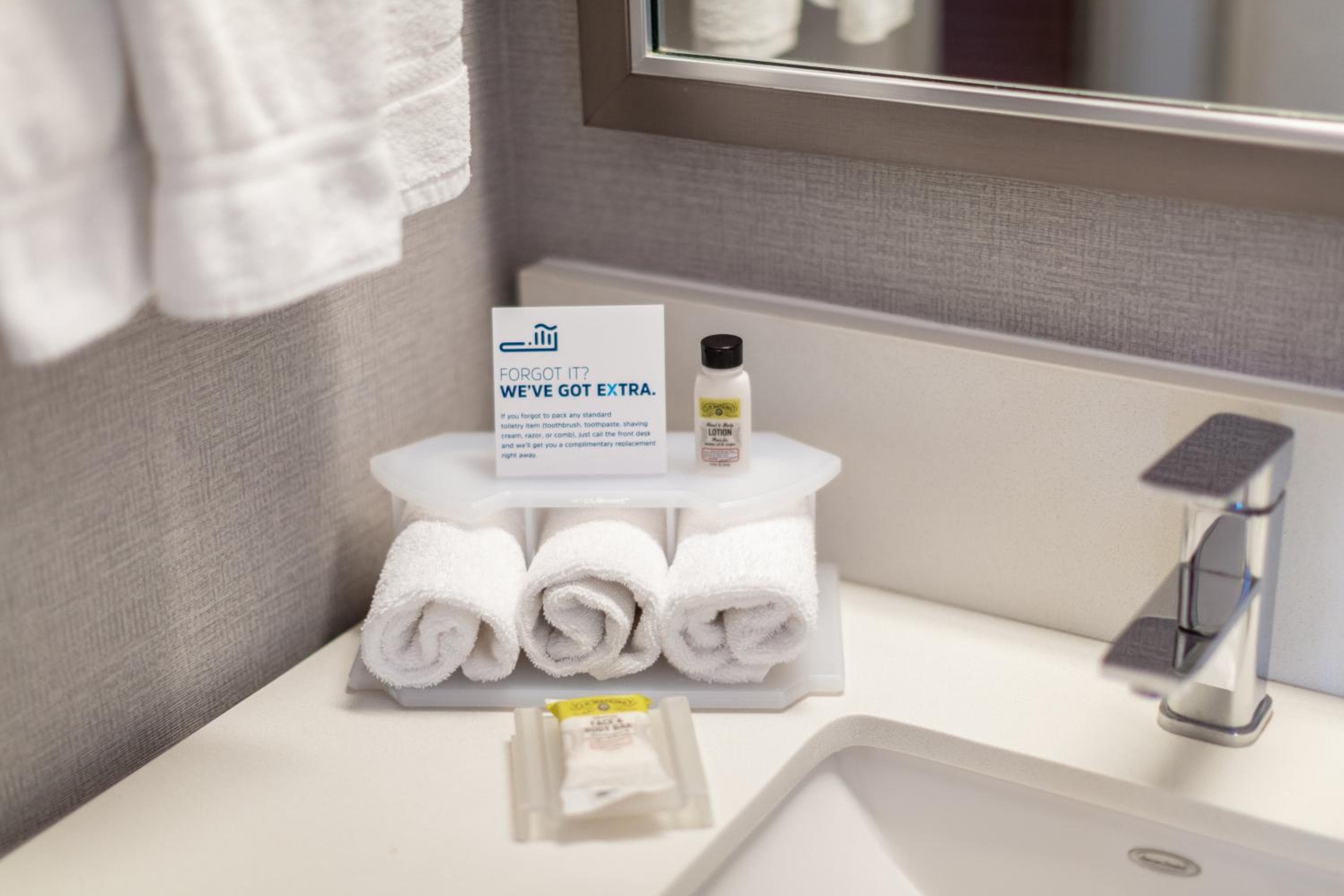 Holiday Inn Express & Suites Riverport Richmond by IHG