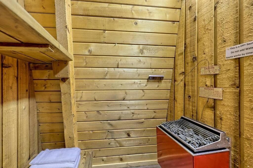 Near Downtown Helen - HotTub, Sauna, Game Room, Fire Pit
