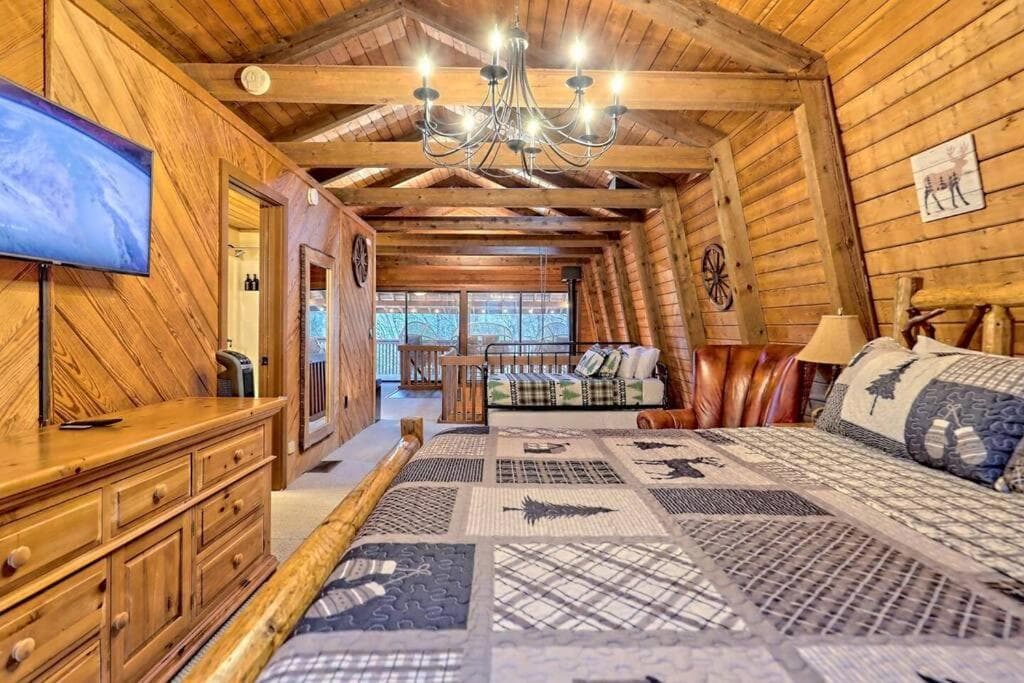 Near Downtown Helen - HotTub, Sauna, Game Room, Fire Pit