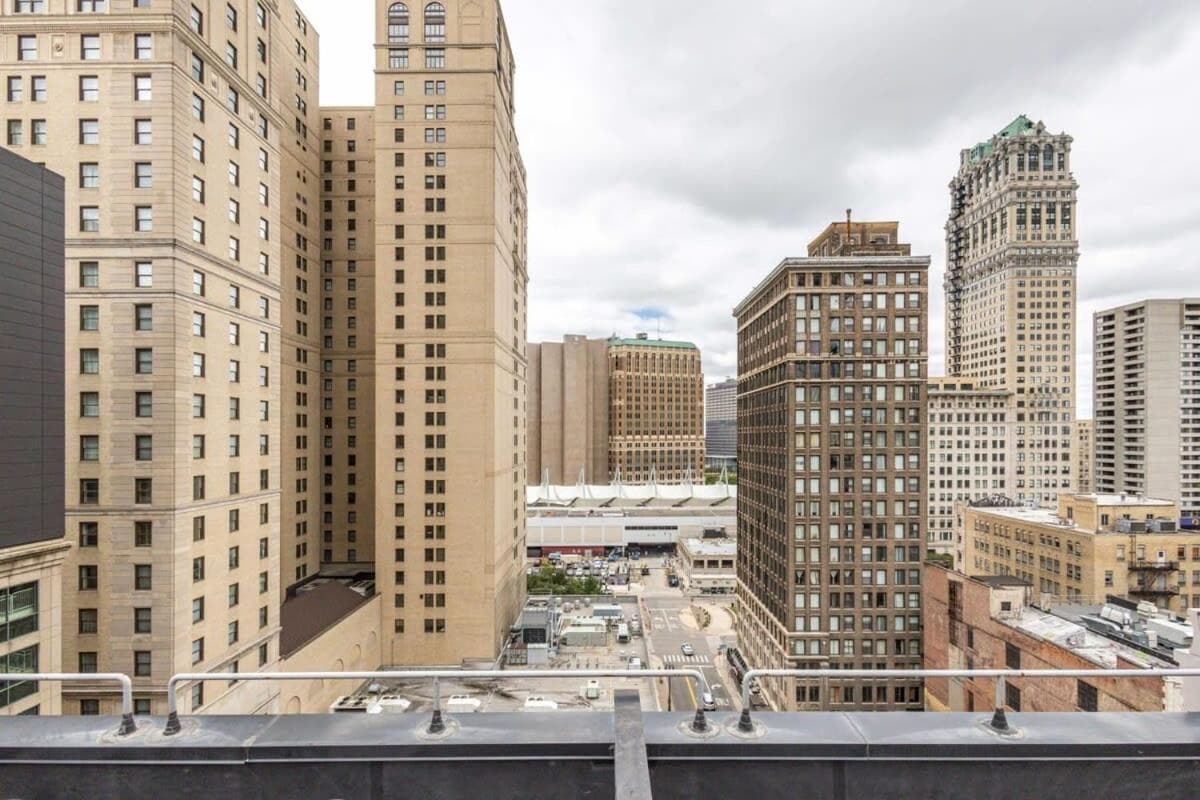 2BR Executive Downtown Apartment