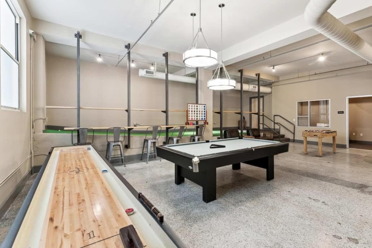 Spacious & Elegant 2BR Downtown Retreat