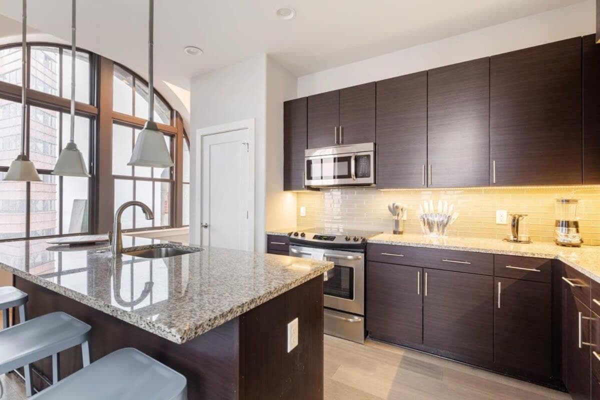 2B 2BA Luxury Downtown Suite with Gym