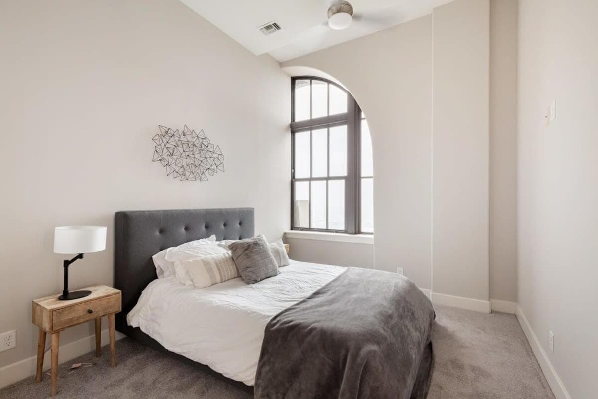 2B 2BA Luxury Downtown Suite with Gym