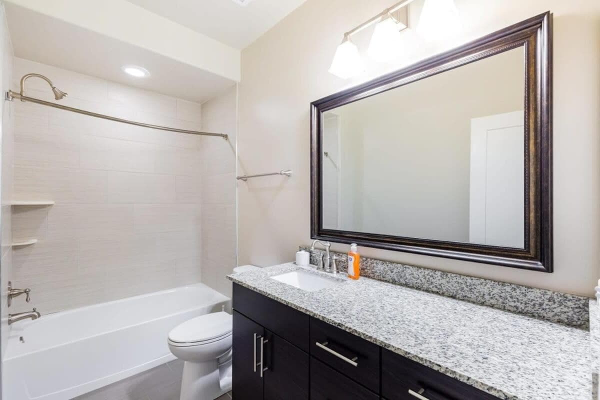 2B 2BA Luxury Downtown Suite with Gym
