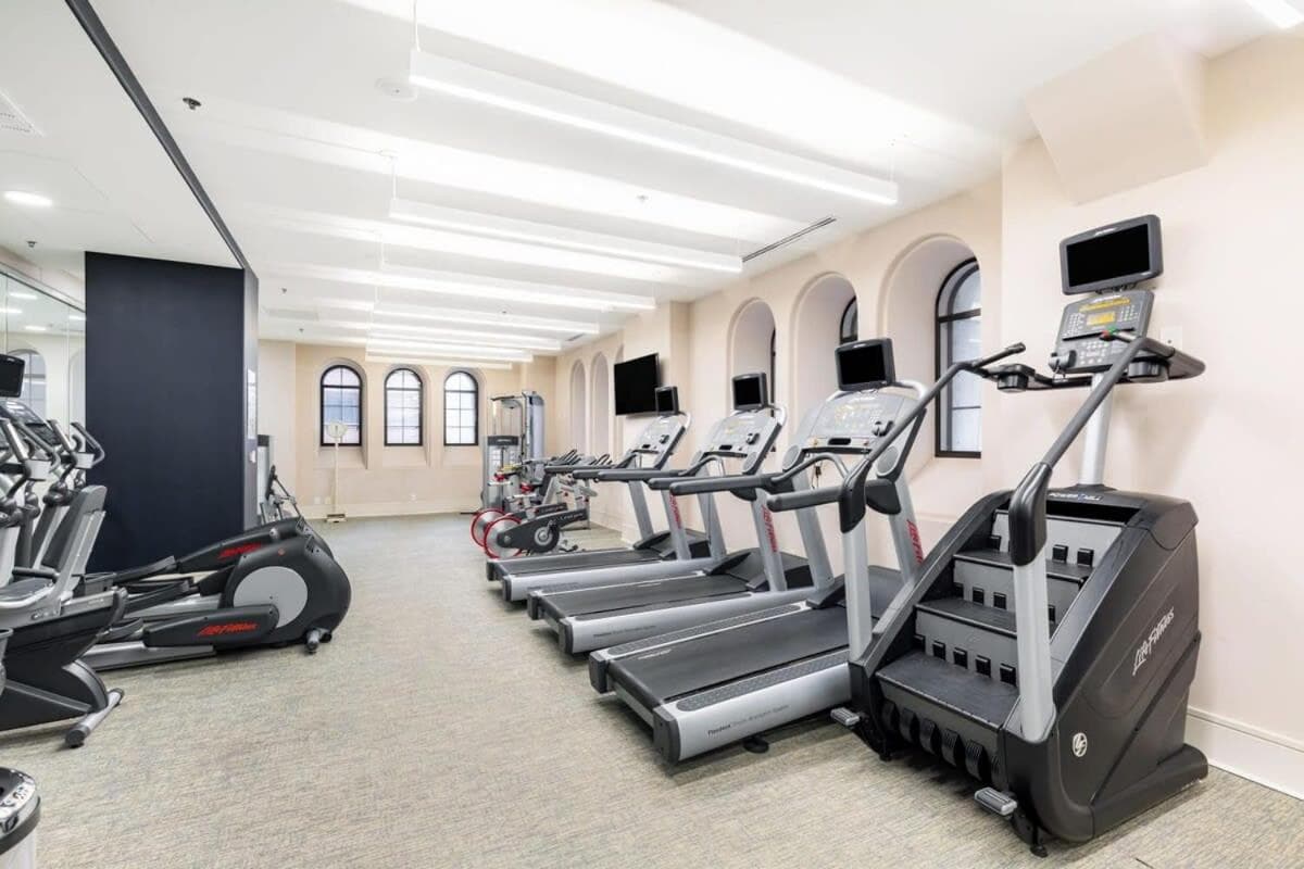 2B 2BA Luxury Downtown Suite with Gym