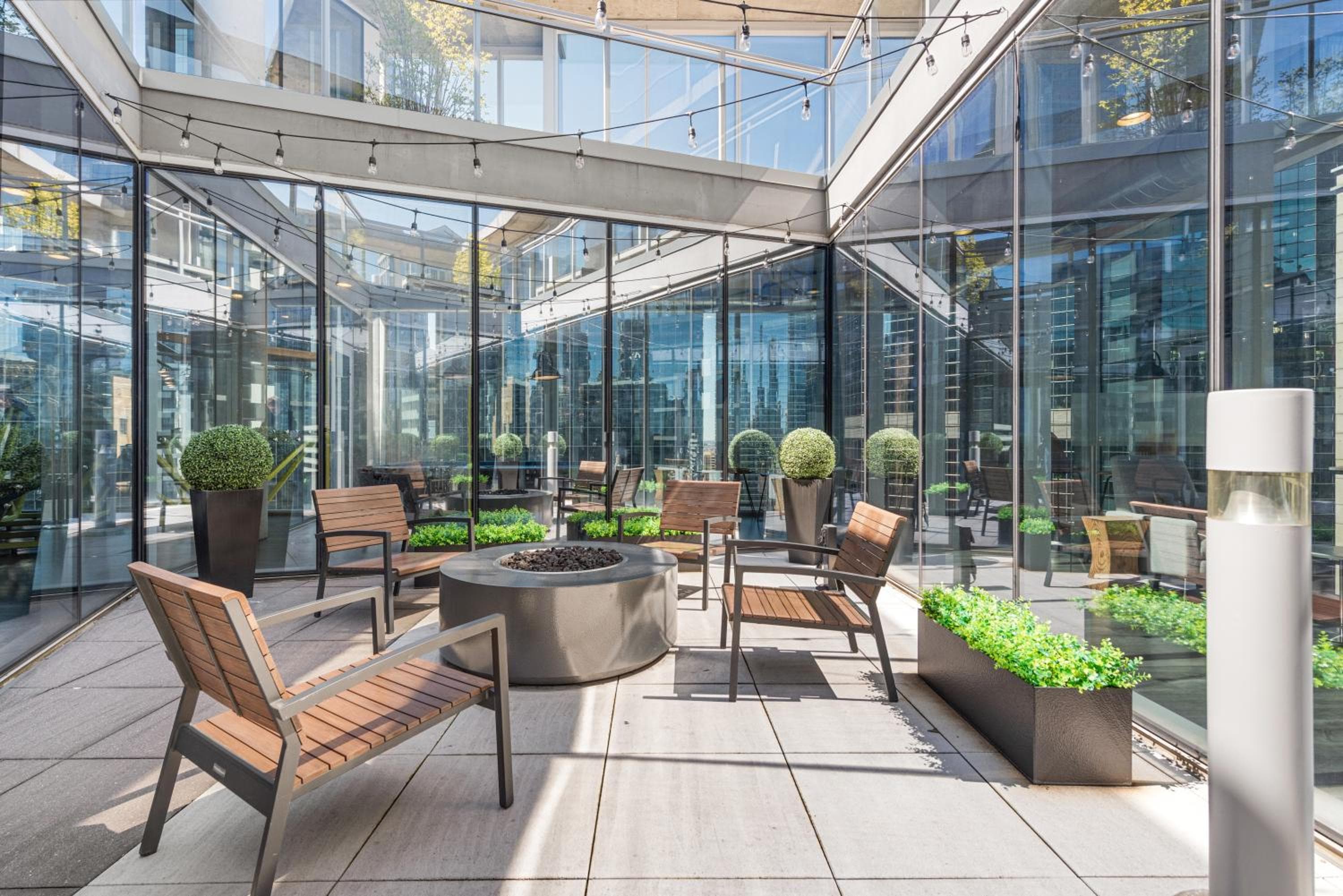Linea Luxury Living with Indoor Pool and Rooftop Views in The Loop