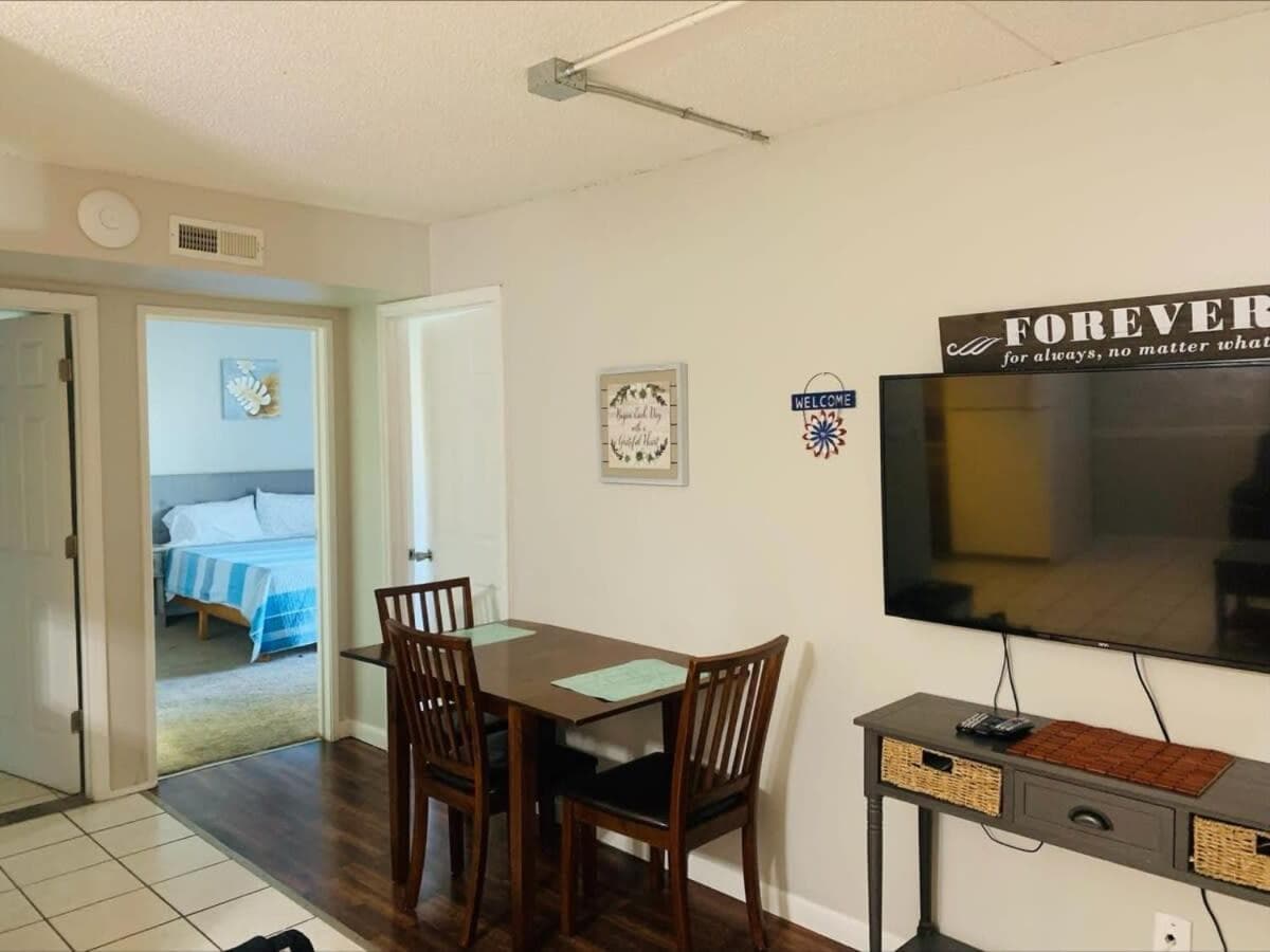 2 Bed/ 1 Bath efficiency Apartment- Close to Downtown!
