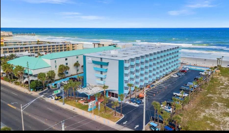 Luxury Beach Condos with Pool and Tiki Bar!