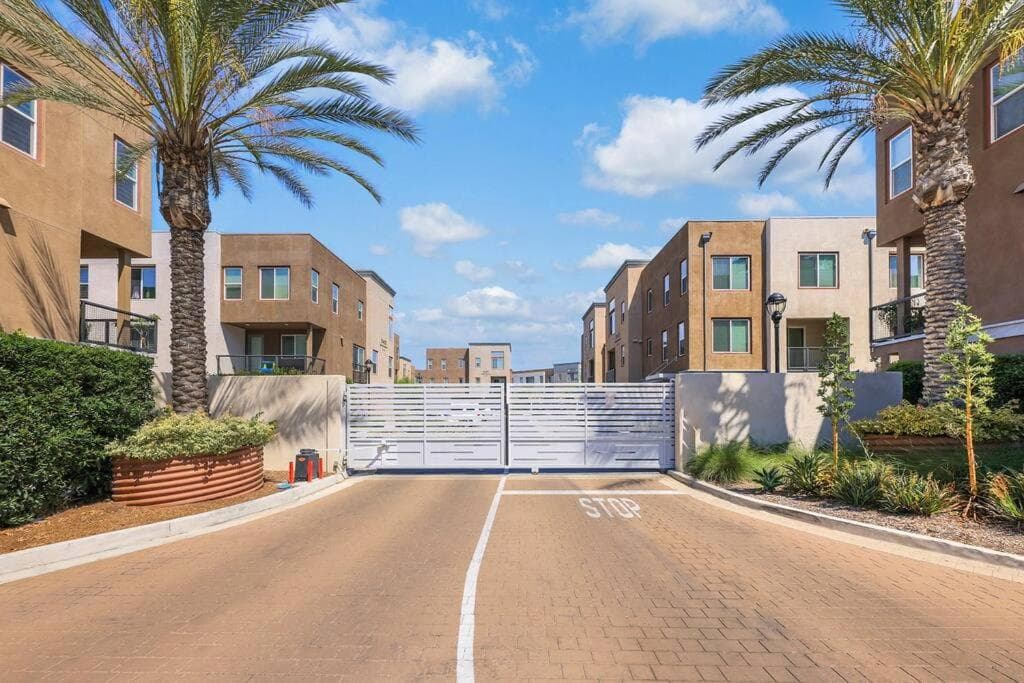 Spacious 4BR/3B House btw Disneyland & Universal